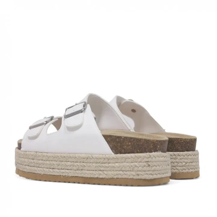 Sandalias plataformas blancas de rafia con doble tira y hebilla