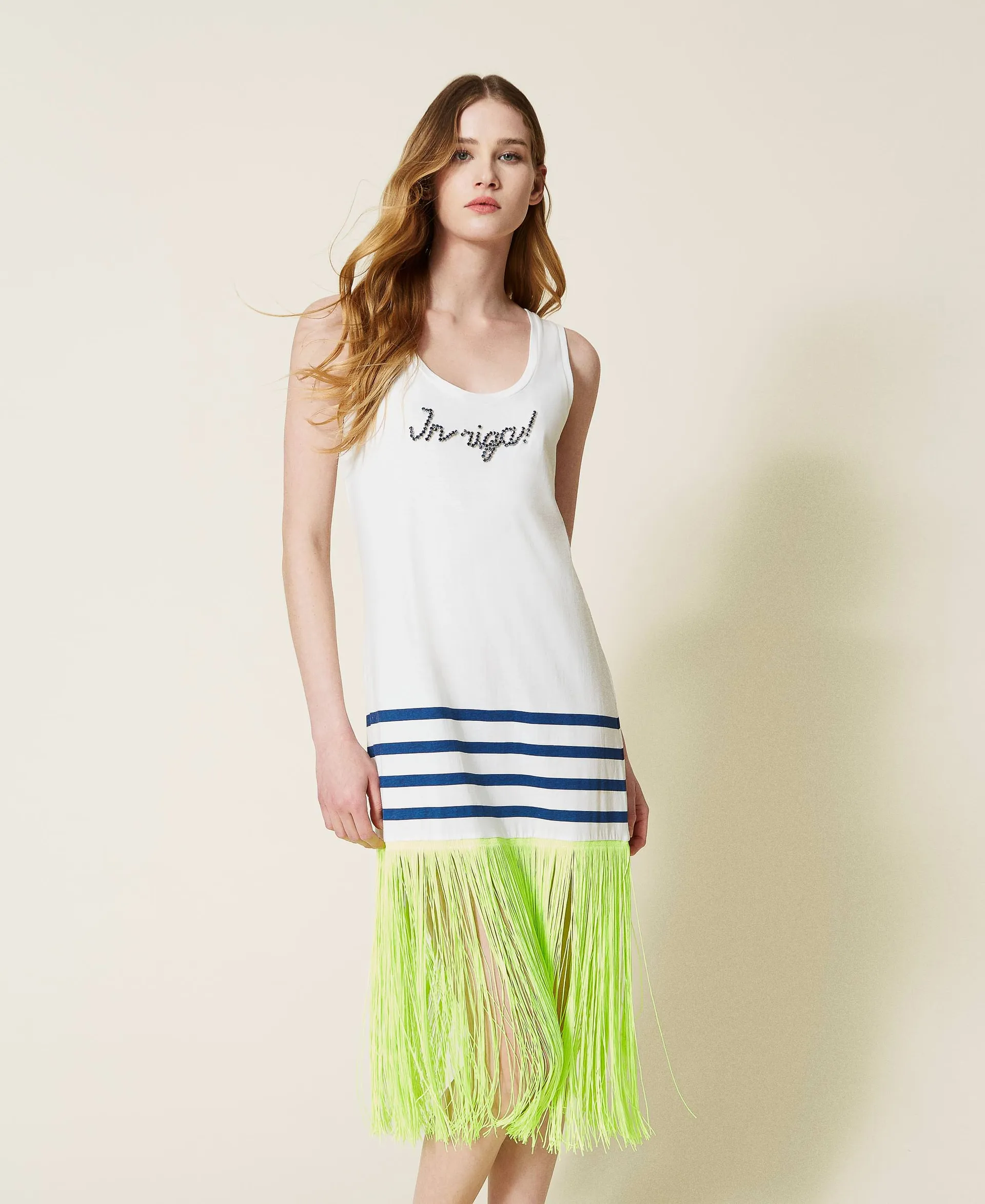 Vestido con bordado y flecos