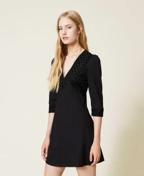 Vestido corto con bordado de terciopelo