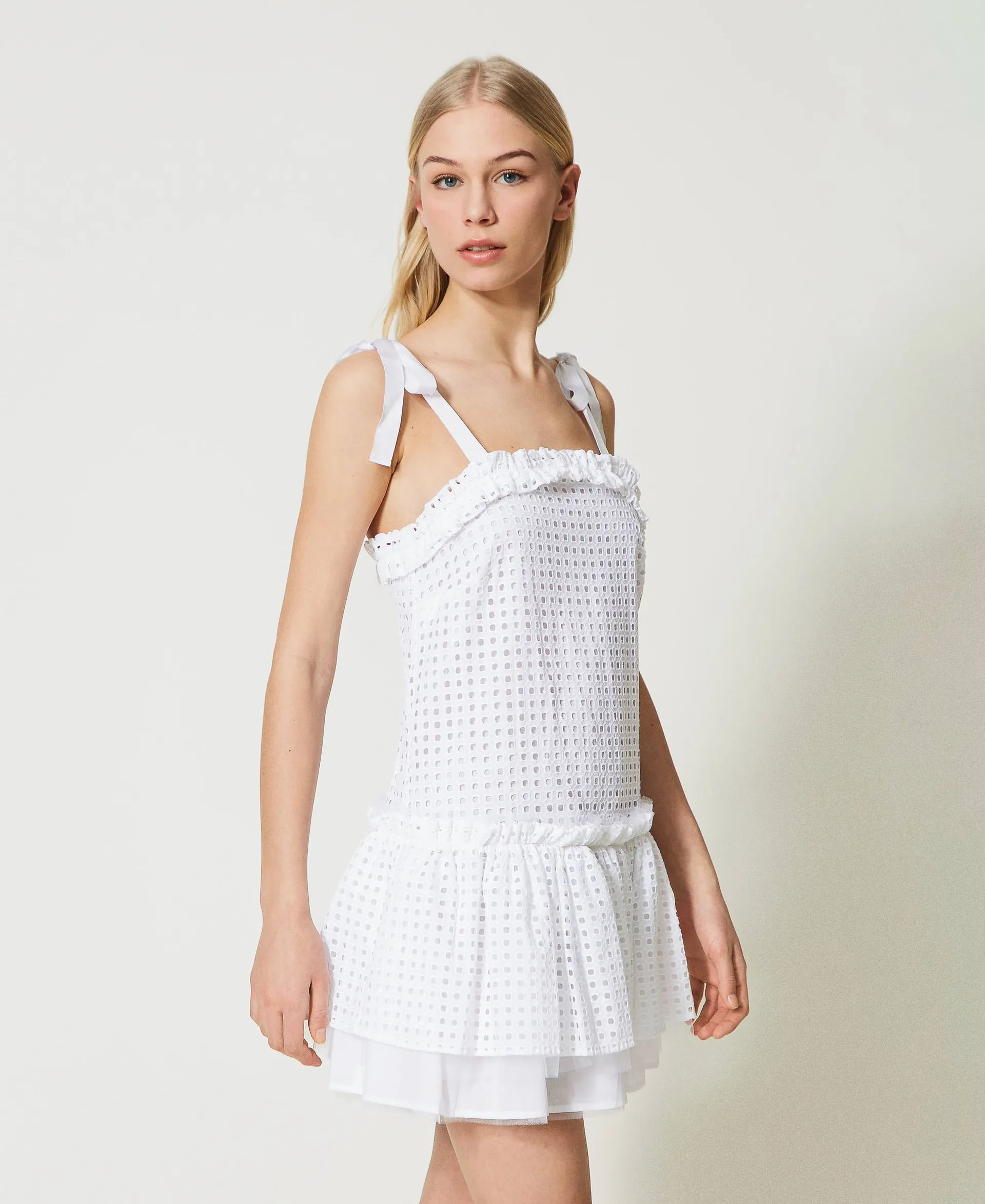 Vestido corto de bordado inglés con tirantes de cinta