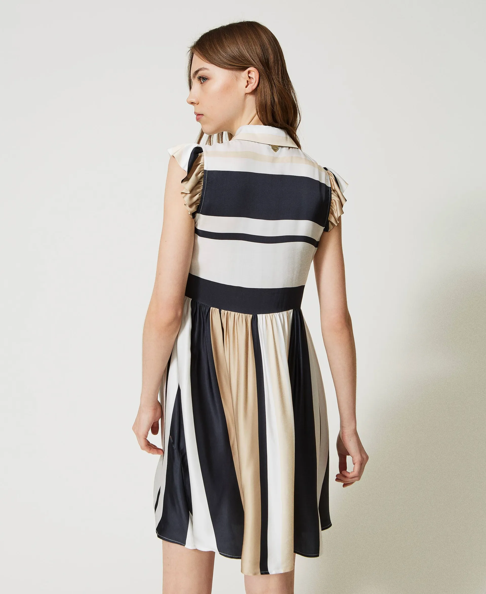 Vestido corto de rayas con lentejuelas