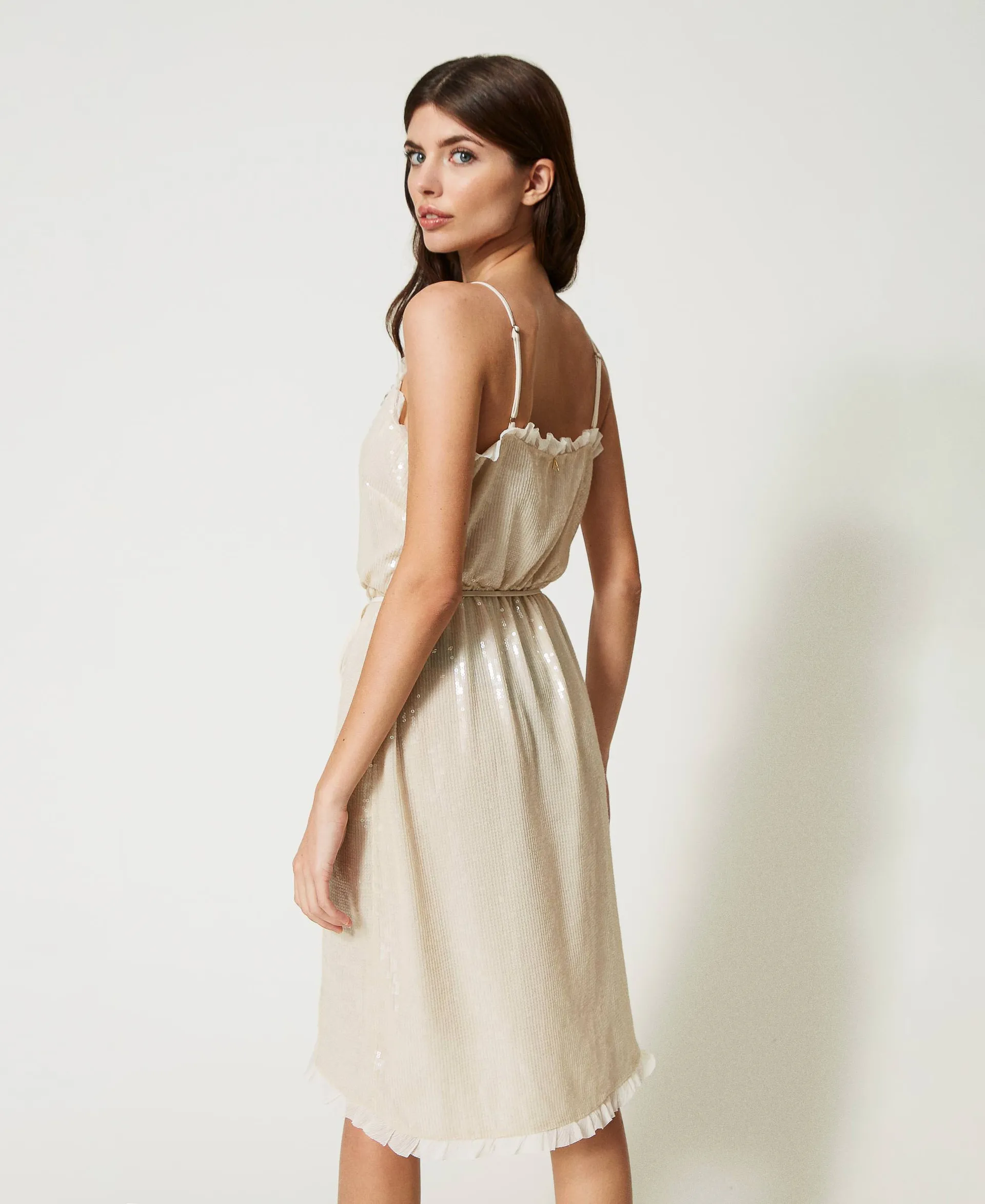 Vestido de lentejuelas con bordado hecho a mano