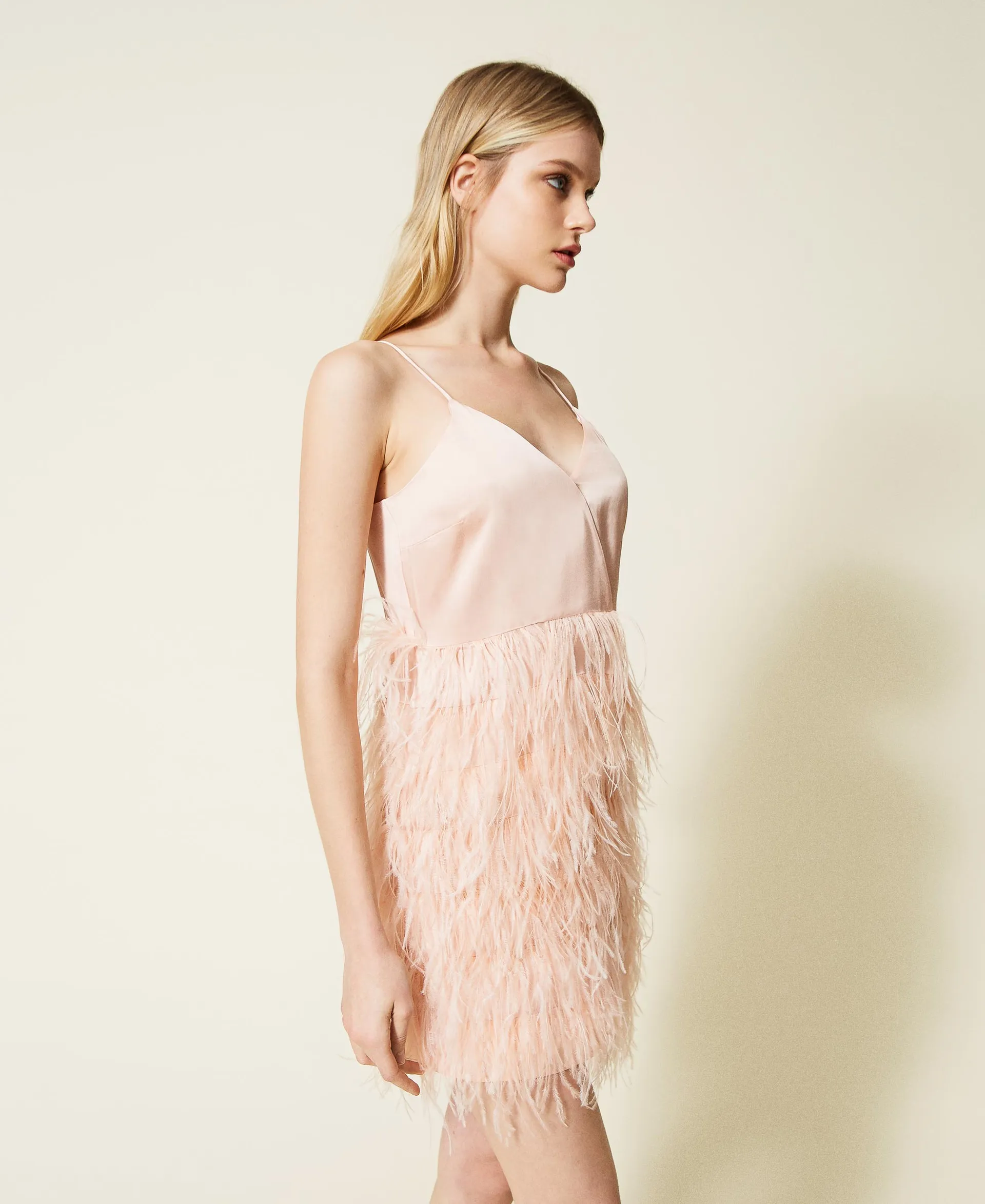 Vestido de raso con plumas