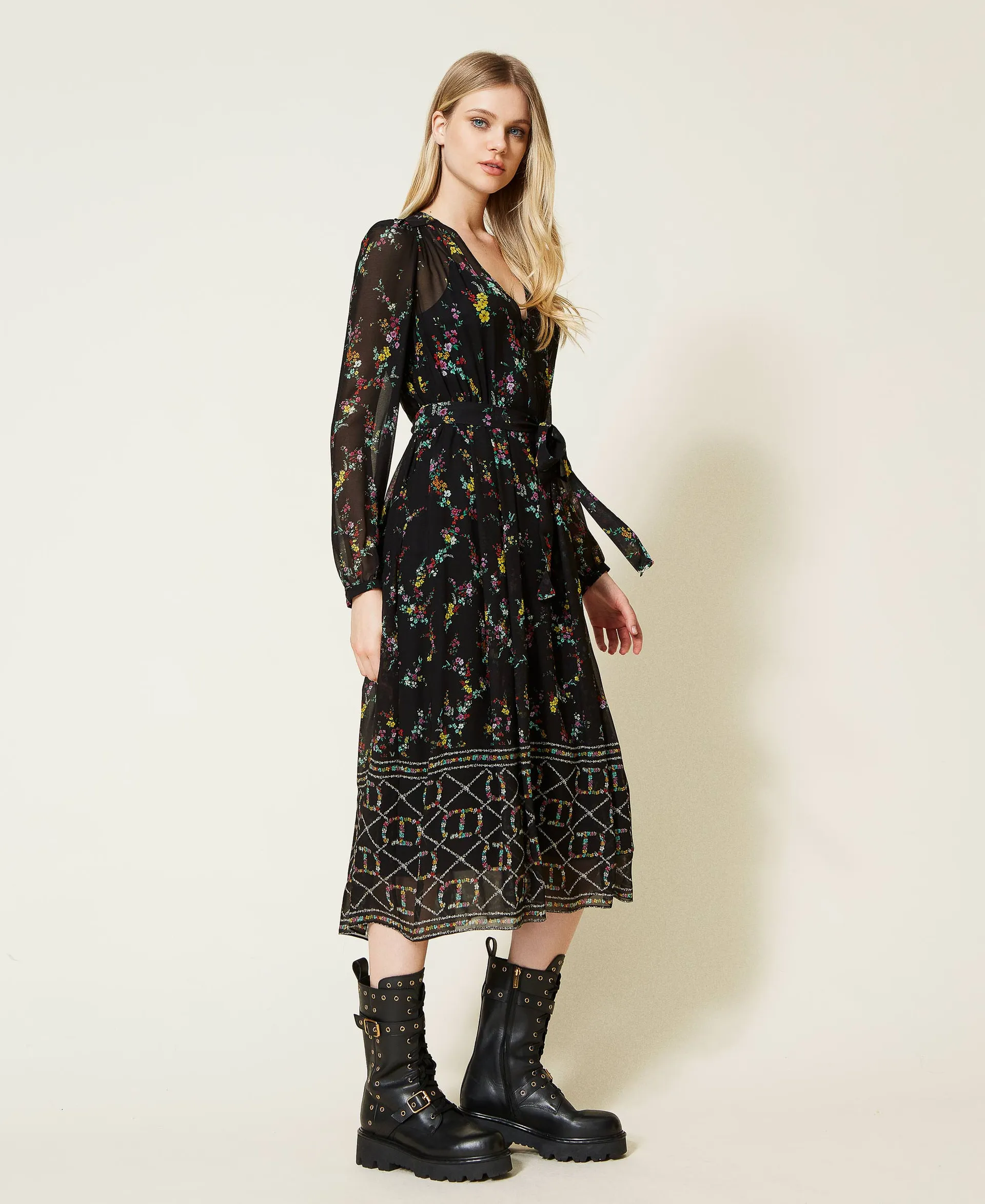 Vestido largo con estampado de logotipo de flores